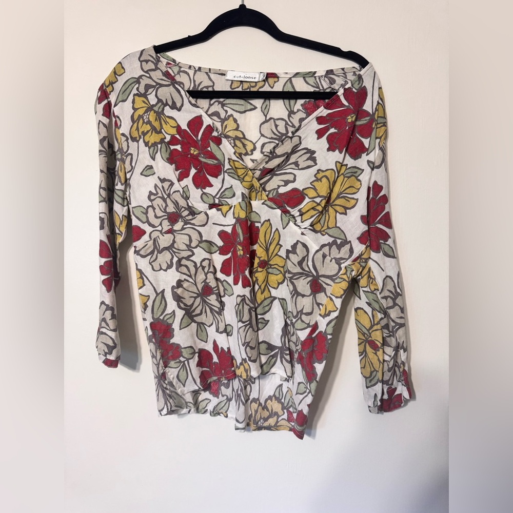 Floral V-neck blouse. Size medium